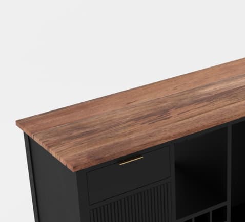 Spacious countertop surface for serving needs